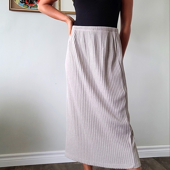 Vintage tan skirt with gold sparkle - Picture 2 of 11